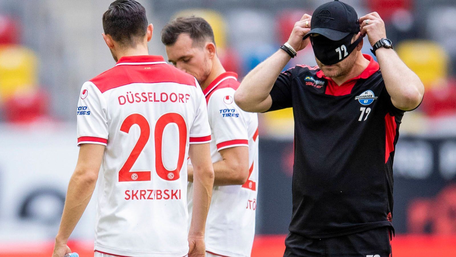 
                <strong>Die kuriosen Bilder des Bundesliga-Restarts</strong><br>
                Steffen Baumgart kämpft nach der Partie mit seinem Mund-Nasen-Schutz.
              