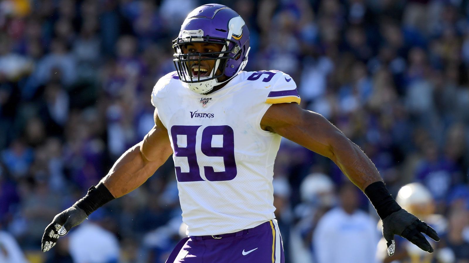 
                <strong>Danielle Hunter (Defensive End)</strong><br>
                In den Saisons 2018 und 2019 überragte Danielle Hunter und sammelte jeweils 14,5 Sacks, kurz vor dem Start der Spielzeit 2020 verletzte sich der 26-Jährige jedoch. Seine Nackenverletzung stellte sich als so komplex heraus, dass sogar ein Karriereende im Raum stand. Dieses konnte glücklicherweise abgewendet werden, schon kurz nach seiner Operation Ende Oktober postete der zweimalige Pro Bowler ein Foto auf Instagram mit der Unterschrift: "Zurück an die Arbeit. #2021". Die Minnesota Vikings wird es freuen.
              