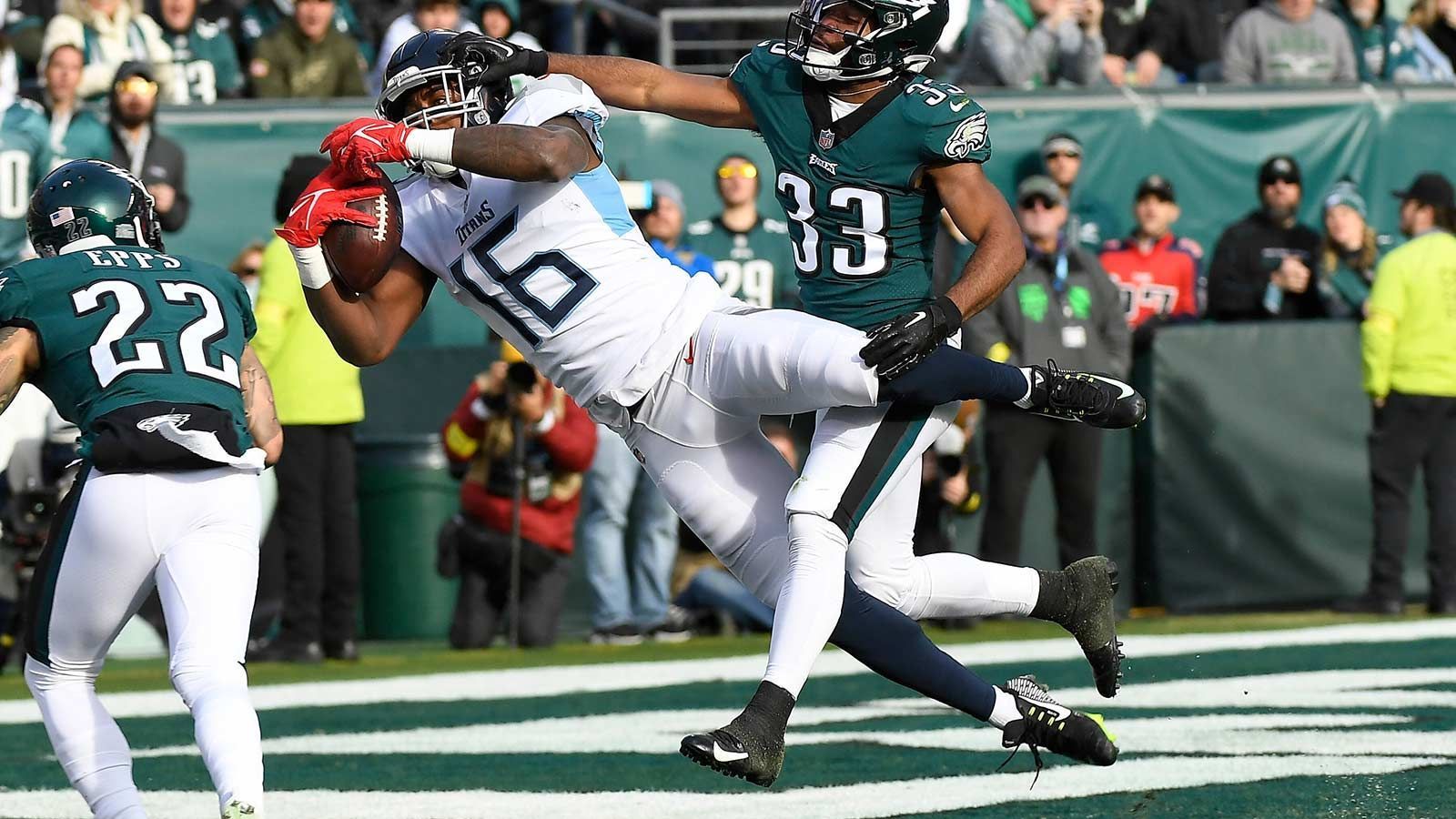 
                <strong>Tennessee Titans - Treylon Burks, Wide Receiver</strong><br>
                In einer stark besetzten Receiver-Klasse im Draft 2022 galt Treylon Burks bei vielen Beobachtern als das größte Talent. Doch in seiner Rookie-Saison konnte der 23-Jährige auch wegen Verletzungen nur selten zeigen, warum die Tennessee Titans ihn mit dem 18. Pick auswählten und blieb mit 444 Receiving Yards deutlich unter seinen Möglichkeiten. 2023 wird das Team darauf hoffen, dass er sein riesiges Potenzial ausschöpft. Gelingt ihm das nicht, ist er nicht mehr lange der beste Youngster der Titans.Honorable Mentions: Quarterback Will Levis, Offensive Tackle Peter Skoronski
              