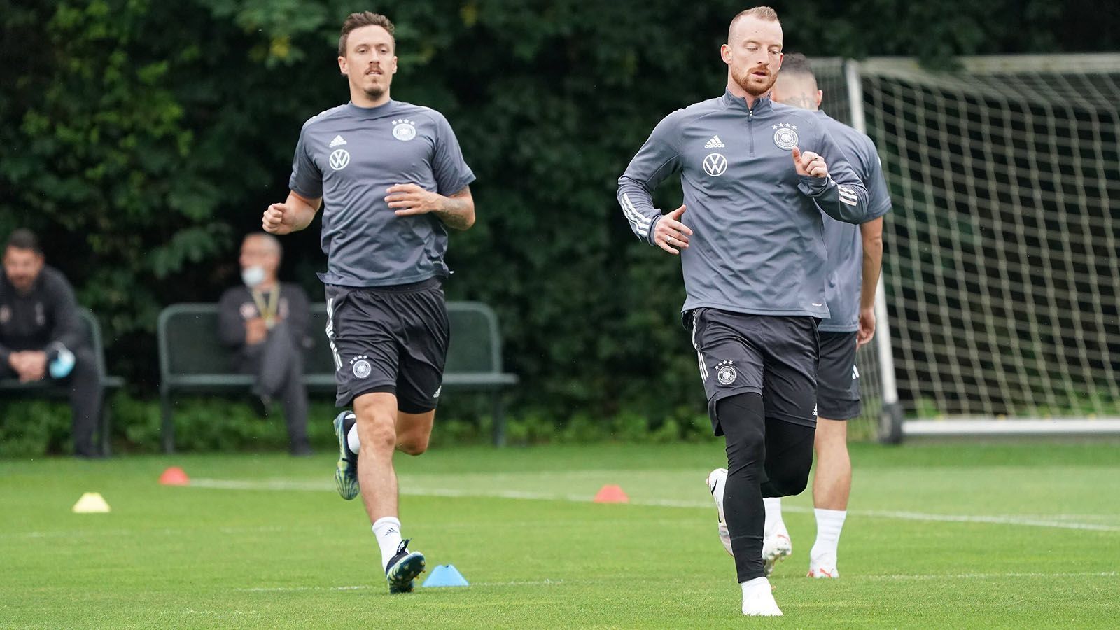 
                <strong>Fußball</strong><br>
                Die Männer gehen als Vize-Olympiasieger aus Rio an den Start, allerdings reist das Team von Trainer Stefan Kuntz mit einem Rumpf-Kader von 18 Spielern, statt den möglichen 22, nach Japan. Dennoch ist dem Team, das aus zahlreichen U21-Europameistern sowie Max Kruse, Maximilian Arnold und Nadiem Amiri besteht, in Tokio viel zuzutrauen.
              