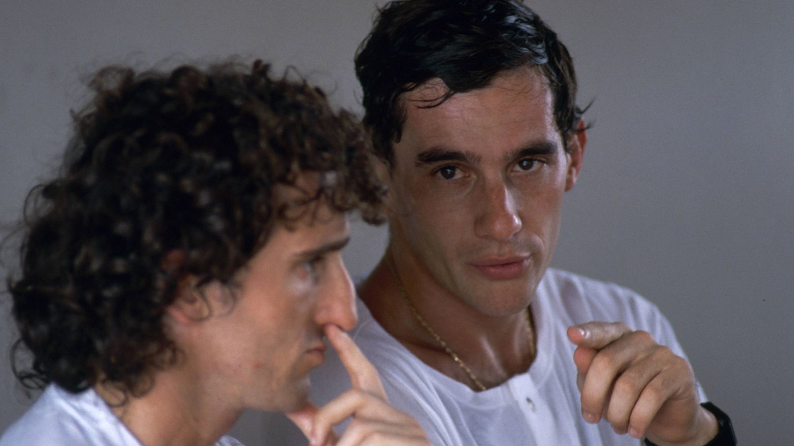 
                <strong>Ayrton Senna: Als die Formel 1 ihre Seele verlor</strong><br>
                Dazu kommt sein Temperament, diese Rücksichtslosigkeit auf der Strecke, zum Beispiel bei der legendären Rivalität mit dem Franzosen Alain Prost. Es ist die bis heute wohl größte Rivalität zweier Formel-1-Fahrer.
              