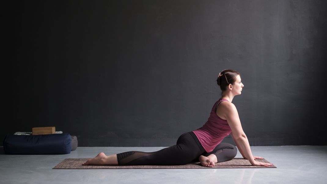 <div>Der schlafende Schwan: Diese Yoga Position sorgt für tiefe Entspannung.</div>