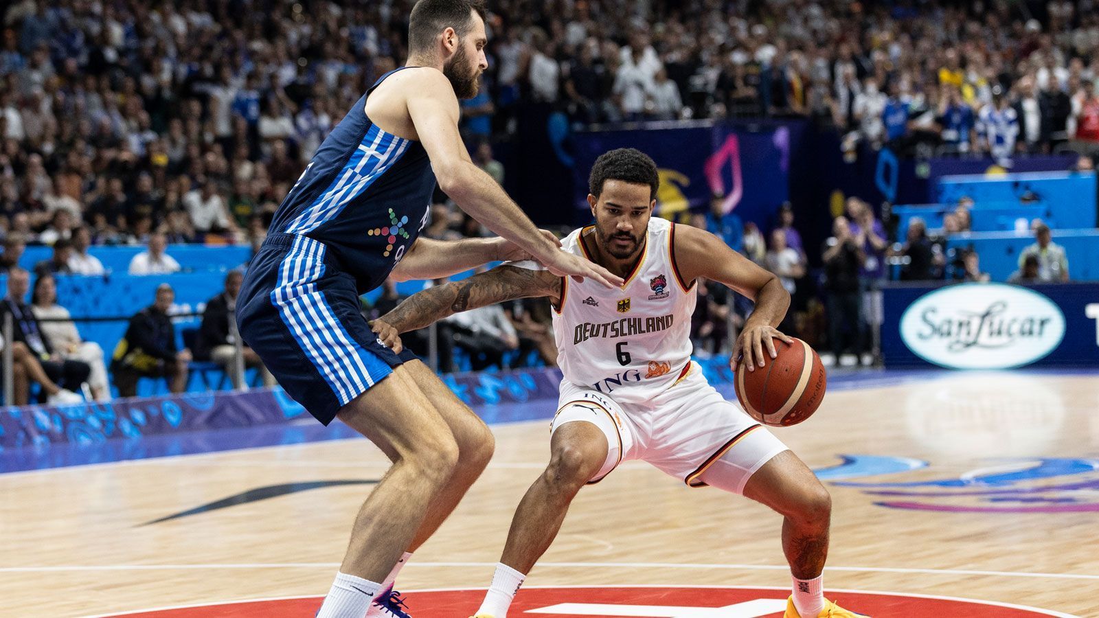 
                <strong>Nick Weiler-Babb (FC Bayern München)</strong><br>
                Kurz vor dem Turnier erhielt der Bayern-Profi die deutsche Staatsbürgerschaft und wurde damit erst kurz vor der EM und praktisch ohne Länderspielerfahrung für Deutschland spielberechtigt. Weiler-Babb etablierte sich dennoch schnell in der Mannschaft und gehörte in den ersten Gruppenspielen zur Starting Five. Vor dem Duell gegen Griechenland bremste den 26-Jährigen eine Verletzung aus. Der Shooting Guard gilt in Europa als einer der besten Guard-Verteidiger überhaupt. Mit seiner enormen Physis, Spannweite und seinem Defensivbewusstsein macht er es selbst gestanden NBA-Profis schwer gegen ihn zu punkten. Obendrein kann er sich offensiv eigene Würfe kreieren. Ob von Beginn an oder von der Bank – Weiler-Babb wird vor allem defensiv ein wichtiger Baustein für das Duell mit Spanien. 
              