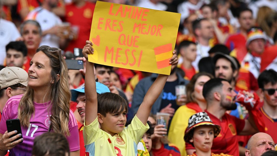 240705 EURO2024 SPAIN VS GERMANY fans and supporters of Spain pictured with a message that Lamine Yamal (19) of Spain is better than Lionel Messi during a soccer game between the national teams of Spain and Germany in the Quarter Final stage of the UEFA EURO, EM, Europameisterschaft,Fussball 2024 tournament , on Thursday 5 July 2024 in Stuttgart , Germany . PHOTO SPORTPIX David Catry STUTTGART GERMANY PUBLICATIONxNOTxINxBELxUKxUSA Copyright: xx 473267