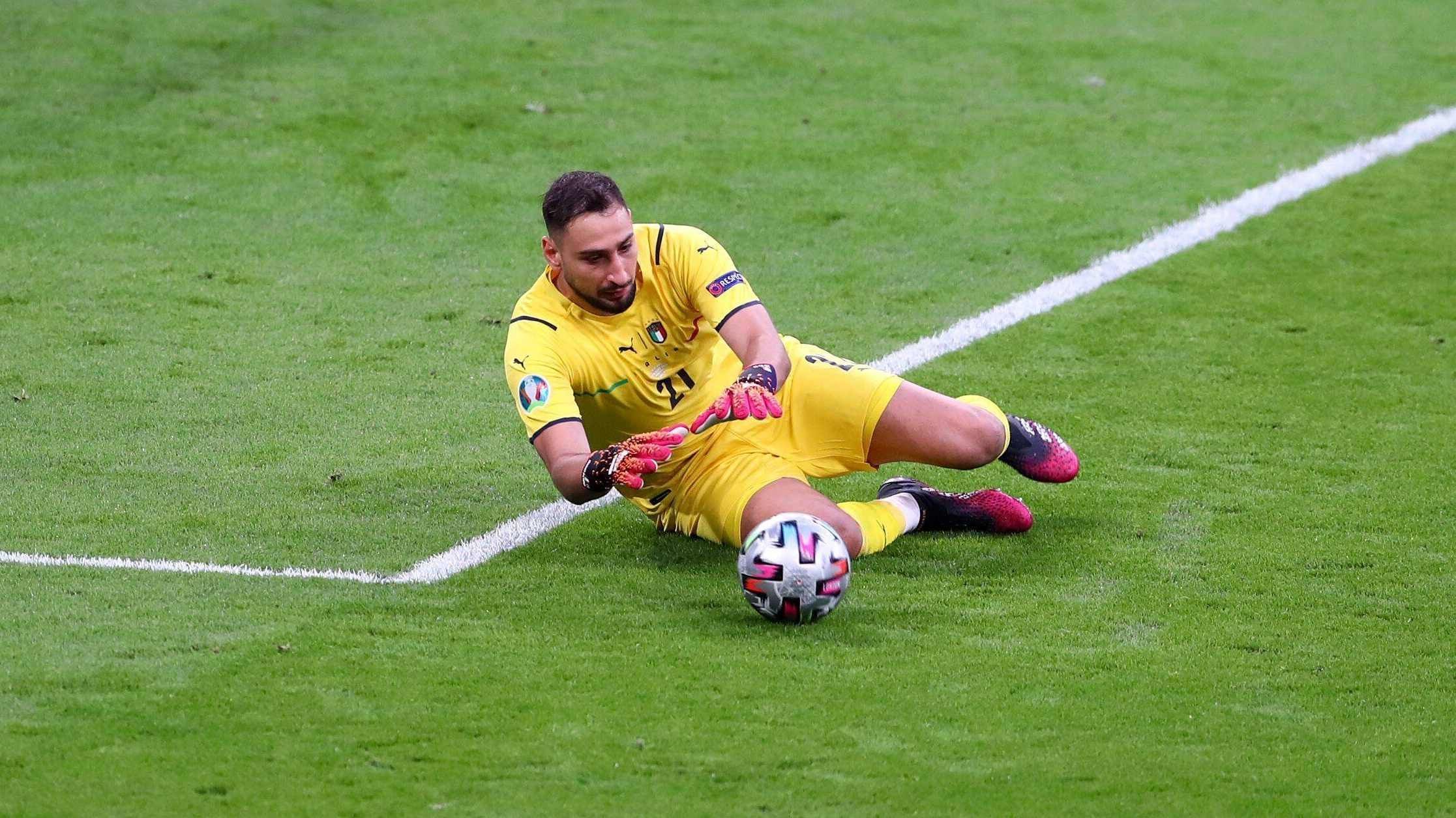 
                <strong>Gianluigi Donnarumma</strong><br>
                Italiens Nummer 1 muss in der ersten Halbzeit nur ein einziges Mal eingreifen und reagiert bei einem Olmo-Schuss in der 25. Minute stark. Ansonsten hat der wohl künftige PSG-Schlussmann Donnarumma mitunter Probleme beim Rausspielen des Balles mit dem Fuß. Gut 20 Minuten vor dem Ende sorgt er mit einem Pass in die Füße von Morata für einen Schreckmoment. In der Verlängerung reagiert Donnarumma bei einem tückischen Olmo-Freistoß aus dem Halbfeld dann großartig. Im Elfmeterschießen wird der 22-Jährige zum Helden mit seinem gehaltenen Ball gegen Morata. ran-Note: 2
              