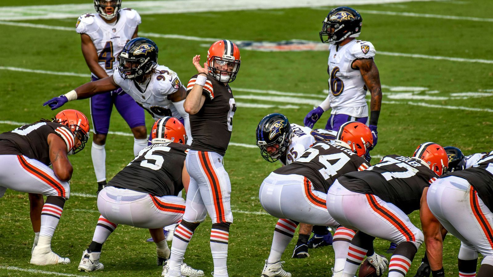 
                <strong>Woche 14: Baltimore Ravens at Cleveland Browns </strong><br>
                Dass die Ravens kurz vor Abschluss der Regular Season nur auf dem dritten Platz in der AFC North stehen, hätte man vor einigen Monaten nicht gedacht. Die Steelers mit 11-1 sind zwar nahezu uneinholbar, allerdings sind die Cleveland Browns mit ihren neun Siegen nur zwei Spiele von MVP Lamar Jackson und Co. entfernt. Ein Sieg gegen die Browns würde die Ravens wieder tiefer in das Rennen um die Postseason bringen - schließlich werden entweder die Raiders oder die Colts verlieren. Eine Niederlage in Cleveland würde hingegen schon fast das Playoff-Aus bedeuten. 
              