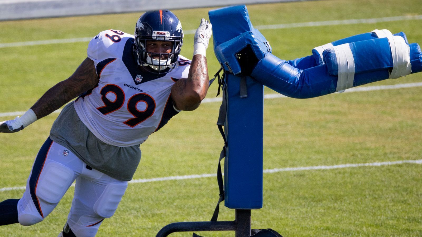 
                <strong>Jurrell Casey (Denver Broncos)</strong><br>
                Mit dem 10:28 gegen die Tampa Bay Buccaneers in Week 3 fand die Saison für Jurrell Casey ein vorzeitiges Ende. Der fünfmalige Pro Bowler riss sich den Bizeps und verpasst damit den Rest der Saison. Der Third Rounder des Draft 2011 war erst vor der Saison nach neun Jahren bei den Tennessee Titans nach "Mile High" gewechselt. Dort spielt er unter seinem Vierjahresvertrag über 60,4 Millionen US-Dollar.
              