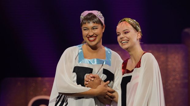 Vivien und Selma freuen sich über gute Kritik in Woche 6.