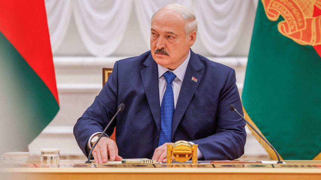 Die US-Botschaft in Minsk warnt US-Bürger:innen vor Reisen nach und Aufenthalten in Belarus. Alle, die im Land von Lukaschenko seien, sollen es umgehend verlassen.