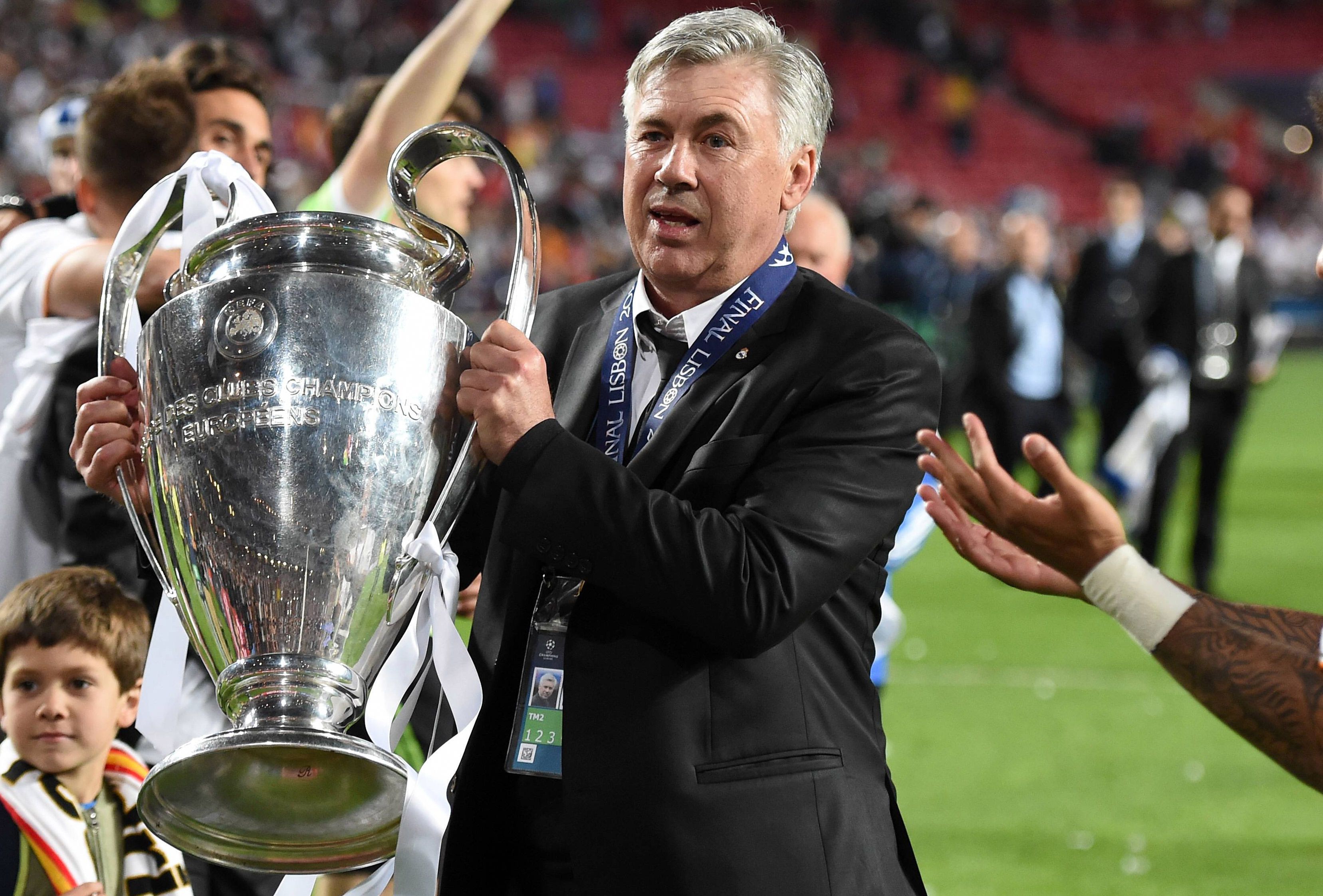 
                <strong>Carlo Ancelotti</strong><br>
                Allein die bisherigen Stationen zeigen die Qualität des Italieners: Juventus Turin, AC Mailand, Chelsea, Paris Saint-Germain und Real Madrid. Ancelotti ist einer von fünf Trainern, die mit zwei Vereinen (AC Mailand & Real Madrid) die Champions League gewinnen konnten.
              