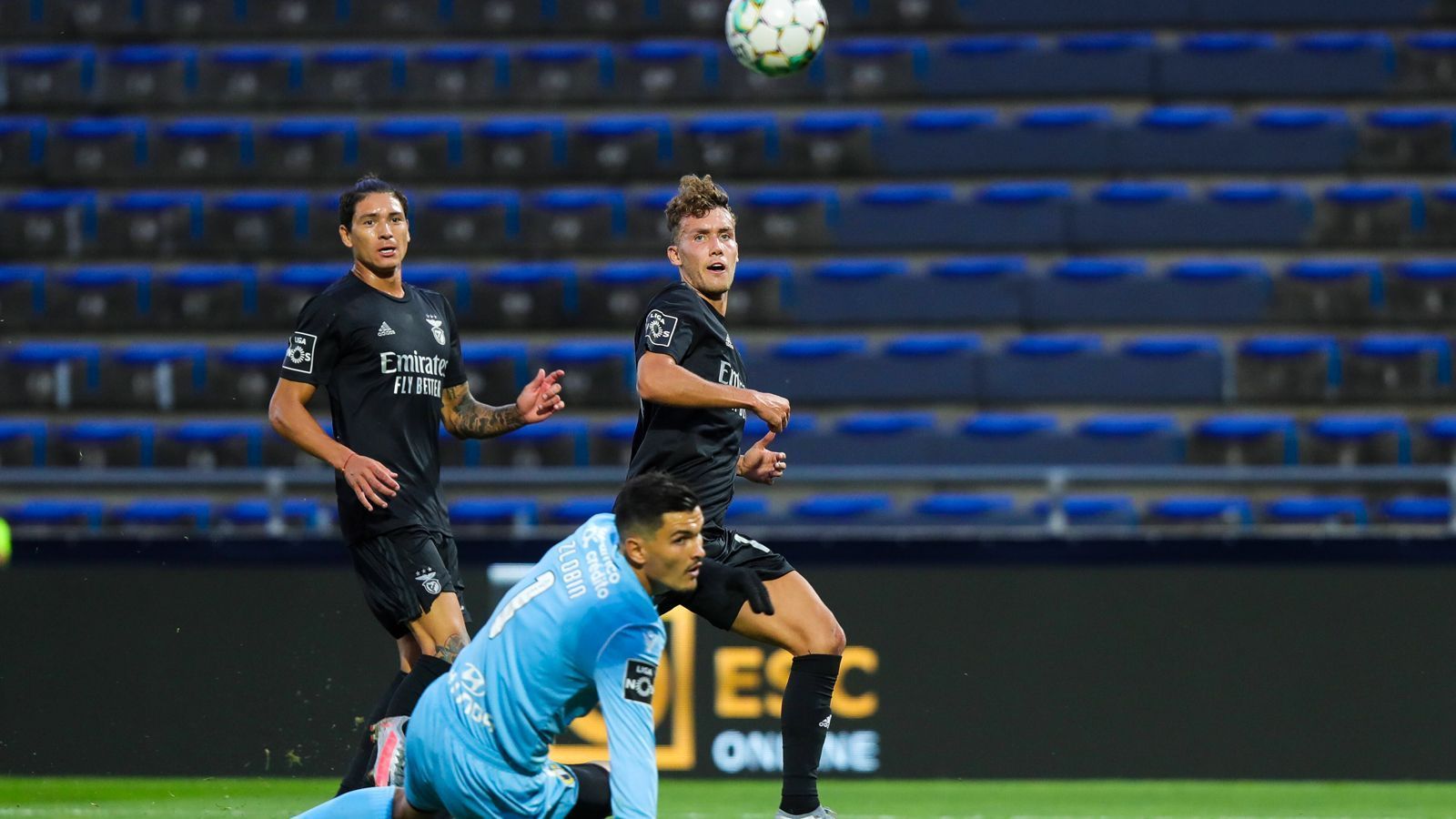 
                <strong>Luca Waldschmidt (Benfica Lissabon)</strong><br>
                Für 15 Millionen Euro wechselte Luca Waldschmidt im Sommer vom SC Freiburg zu Benfica Lissabon und ist seitdem Stammkraft im Angriff bei den Portugiesen. Der 24-Jährige kam in allen zehn Ligaspielen zum Einsatz und erzielte dabei fünf Treffer und legte einen weiteren auf. Es läuft für ihn und Benfica, lediglich zwei Punkte trennen sie von der Tabellenspitze. Auch in der Europa League kam das Team von Trainer Jorge Jesus souverän weiter. In der nächsten Runde wartet der FC Arsenal.ran.de Note: 2 
              