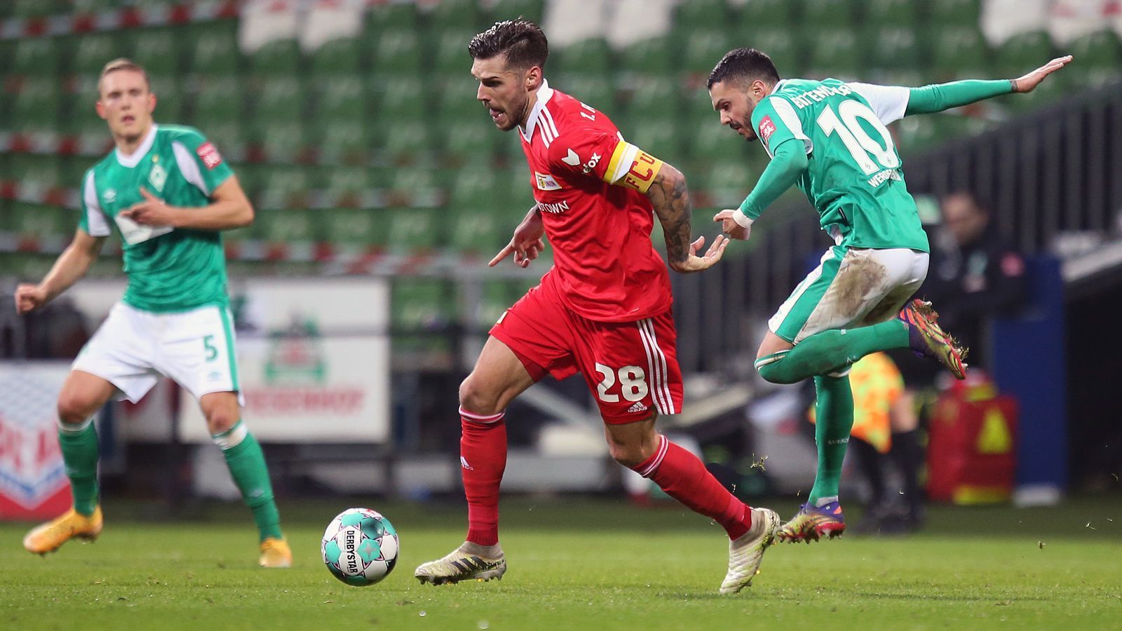 
                <strong>Abwehr: Christopher Trimmel (Union Berlin)</strong><br>
                28 Punkte und Platz 6 nach der Hinrunde - Union Berlin ist definitiv die große Überraschung der bisherigen Saison. Ein wichtiger Faktor dafür war Kapitän und Außenverteidiger Christopher Trimmel. Der 33-jährige Österreicher gilt nicht nur als meinungsstarker Wortführer in der Kabine der "Eisernen", sondern auch auf dem Platz als unerbittlicher Kämpfer und Arbeiter. Obendrein überzeugte Trimmel in der Hinrunde noch als verlässlicher Vorlagengeber. Sechs Assists steuerte der Routinier bislang in der Saison 2020/21 bei. 
              