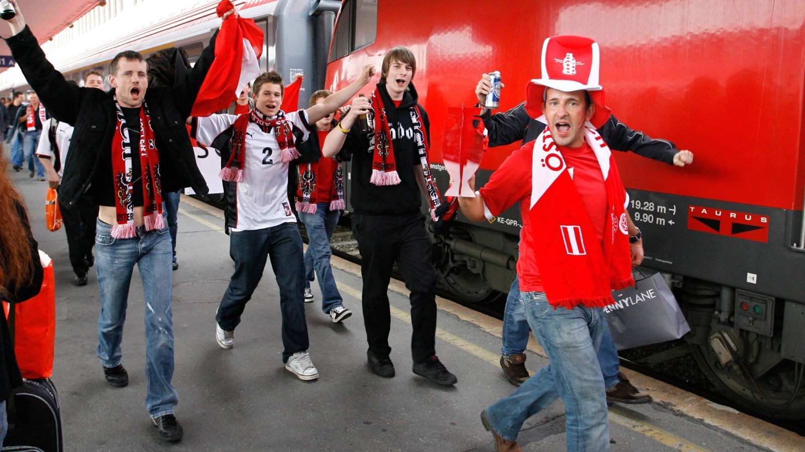 
                <strong>Das Getränk für den Weg</strong><br>
                In den seltensten Fällen kann das gewünschte Reisemittel direkt am Stadion halten. Dafür hat der gemeine Fan meistens ein Getränk für den Fußweg zur Einlasskontrolle griffbereit. Sei es ein Bier, ein Trinkpäckchen mit Orangensaft oder ein anderes (alkoholisches) Erfrischungsgetränk: Die meisten Fans haben auf dem Weg zum Stadion Verzehrmittel in der Hand.
              