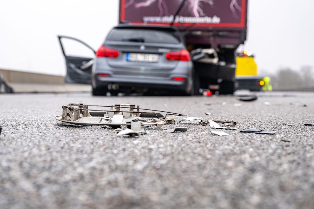 15.01.2025, Bayern, München: Ein zerstörtes Fahrzeug steht nach einem Unfall auf der Autobahn A3 bei Regensburg. Bei einer Serie von Unfällen auf eisglatter Straße ist auf der Autobahn ein Mensch gestorben. Foto: Armin Weigel/dpa +++ dpa-Bildfunk +++