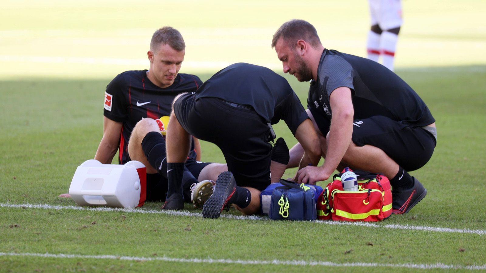 
                <strong>Lukas Klostermann (RB Leipzig)</strong><br>
                Lukas Klostermann ist aufgrund seiner Vielseitigkeit in der Defensive eigentlich einer der Flick-Lieblinge. Doch im Sommer ereilte den Leipzig-Verteidiger mit Blick auf die WM eine Horrorverletzung. Syndesmosebandanriss im linken Sprunggelenk, Genesungszeit: Monate. Sah es erst danach aus, als könnte Klostermann die Weltmeisterschaft abschreiben, gibt es jetzt leise Hoffnung. Laut "Bild" soll der Abwehrspieler einen Tag vor der endgültigen Kader-Bekanntgabe ein Kurzzeit-Comeback geben. Um Flick in den letzten Sekunden zu überzeugen? Spielpraxis hat der 26-Jährige allerdings keine. Prognose: WM-Wackelkandidat
              