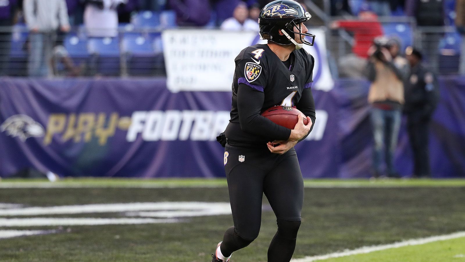 
                <strong>Baltimore Ravens</strong><br>
                Die Baltimore Ravens müssen erneut einen Spieler auf die Covid-19-Liste setzen. Nach dem großen Ausbruch vor ein paar Wochen wurde nun Sam Koch auf die Liste gesetzt. Beim aktuellsten Corona-Test des Punters konnte kein eindeutiges Ergebnis festgestellt werden. Deshalb wurde Koch vorsichtshalber vom Training der Ravens am Mittwoch ausgeschlossen. Wie lange der NFL-Oldie auf der Liste bleiben muss, werden weitere Tests zeigen. Die Situation könnte für den 38-Jährigen aber noch weitere Folgen haben. Sollte er gegen die Cincinnati Bengals am letzten Spieltag der Regular Season 2020 nicht spielen können, würde er sein erstes Spiel seit 15 Jahren (!) verpassen. Sollte Koch zum Saisonfinale wirklich ausfallen, wäre Kicker Justin Tucker sein Backup auf der Punter-Position.
              