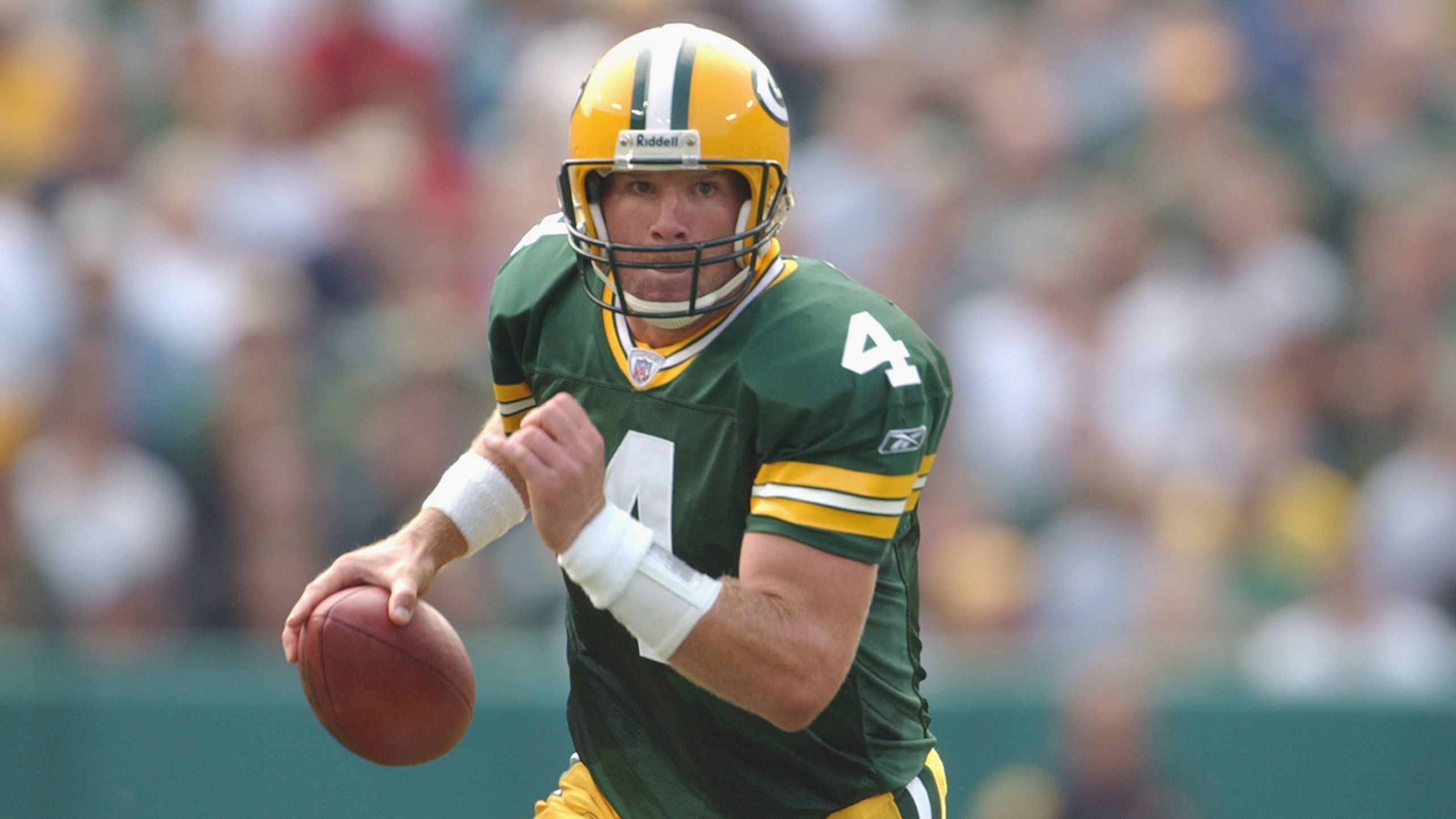 
                <strong>Brett Favre (von Green Bay Packers zu New York Jets) </strong><br>
                Aaron Rodgers ist nicht der erste Quarterback der Green Bay Packers, der zu den New York Jets getradet wurde. 2008 schickte das Team aus Wisconsin bereits Rodgers' Vorgänger Brett Favre nach New York. Der damals 38-jährige Favre hatte einige Monate zuvor seinen Rücktritt verkündet, nur um kurz darauf sein Comeback bekanntzugeben. Für den späteren Hall of Famer bekam Green Bay einen Viertrundenpick der Jets im Draft 2009, der je nach Leistung des Spielmachers und des Teams sogar zu einem Erstrundenpick werden konnte. Allerdings verletzte Favre sich in Woche zwölf und wechselte nach erneutem Rücktrittsdrama in der folgenden Offseason zu den Minnesota Vikings. Der Super-Bowl-Sieger der Saison 1996 und dreimalige MVP sollte mit den Vikings in der Saison 2009 noch das NFC Championship Game erreichen, scheiterte aber gegen den späteren Champion, die New Orleans Saints. Auch die folgende Saison spielte die Nummer vier noch für Minnesota, beendete Anfang 2011 aber dann seine Karriere.
              