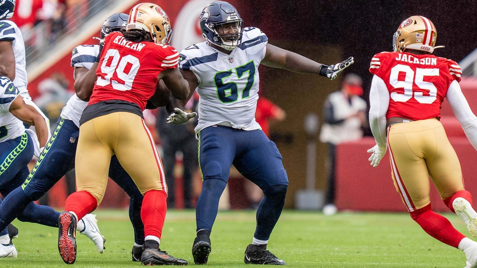 
                <strong>Seattle Seahawks – Offensive Line</strong><br>
                Fast schon traditionell gehörte die Offensive Line der Seattle Seahawks 2022 zum unteren Drittel der NFL. Mit Evan Brown und Phil Haynes kommen zur neuen Saison ein neuer Center und ein neuer Guard in die junge Einheit. Allerdings bleiben beide Tackles in Abraham Lucas und Charles Cross. Eine echte Kehrtwende scheint unwahrscheinlich. Die einzige Hoffnung für die Seattle-Fans ist, dass die Beschützer von Quarterback Geno Smith aus dem vergangenen Jahr gelernt haben und mit den Neuzugängen besser harmonieren als bisher. Andernfalls droht Geno Smith erneut eine unruhige Spielzeit bei den Seahawks.
              