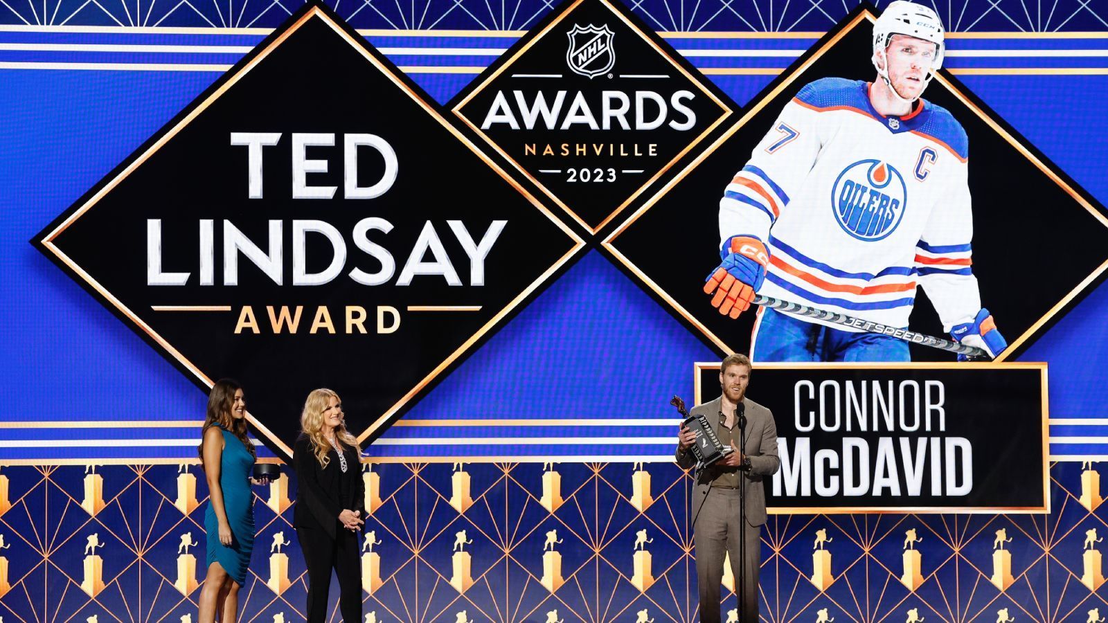 
                <strong>Ted Lindsay Award (Wertvollster Spieler, von Mitspielern gewählt)</strong><br>
                &#x2022; Connor McDavid<br>&#x2022; Team: Edmonton Oilers<br>
              