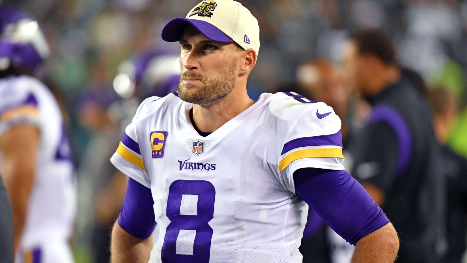 
                <strong>Verlierer: Kirk Cousins (Minnesota Vikings)</strong><br>
                Dass Kirk Cousins in Prime-Time-Spielen (Kick-Off ab 20 Uhr Ortszeit) nicht gut auftritt, ist schon lange kein Klischee mehr, sondern eine belegbare Tatsache. Mit der Niederlage gegen die Eagles holte sich Cousins seine 18. Niederlage im 28. Prime-Time-Spiel ab. An Montagen ist seine Bilanz sogar noch schwächer, da ist sie 2-10. Beim 7:24 gegen die Philadelphia Eagles präsentierte sich Cousins ungenau, mit schlechten Entscheidungen und panisch, wenn seine Offensive Line mal zusammenbrach. Die, auch von ran, nach Woche eins hochgelobten Vikings sind zurück auf dem Boden der Tatsachen.
              