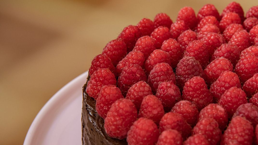 Schoko-Böden mit Himbeer-Cassis-Fruchteinlage, Zartbitter-Ganache und Mandelkrokant