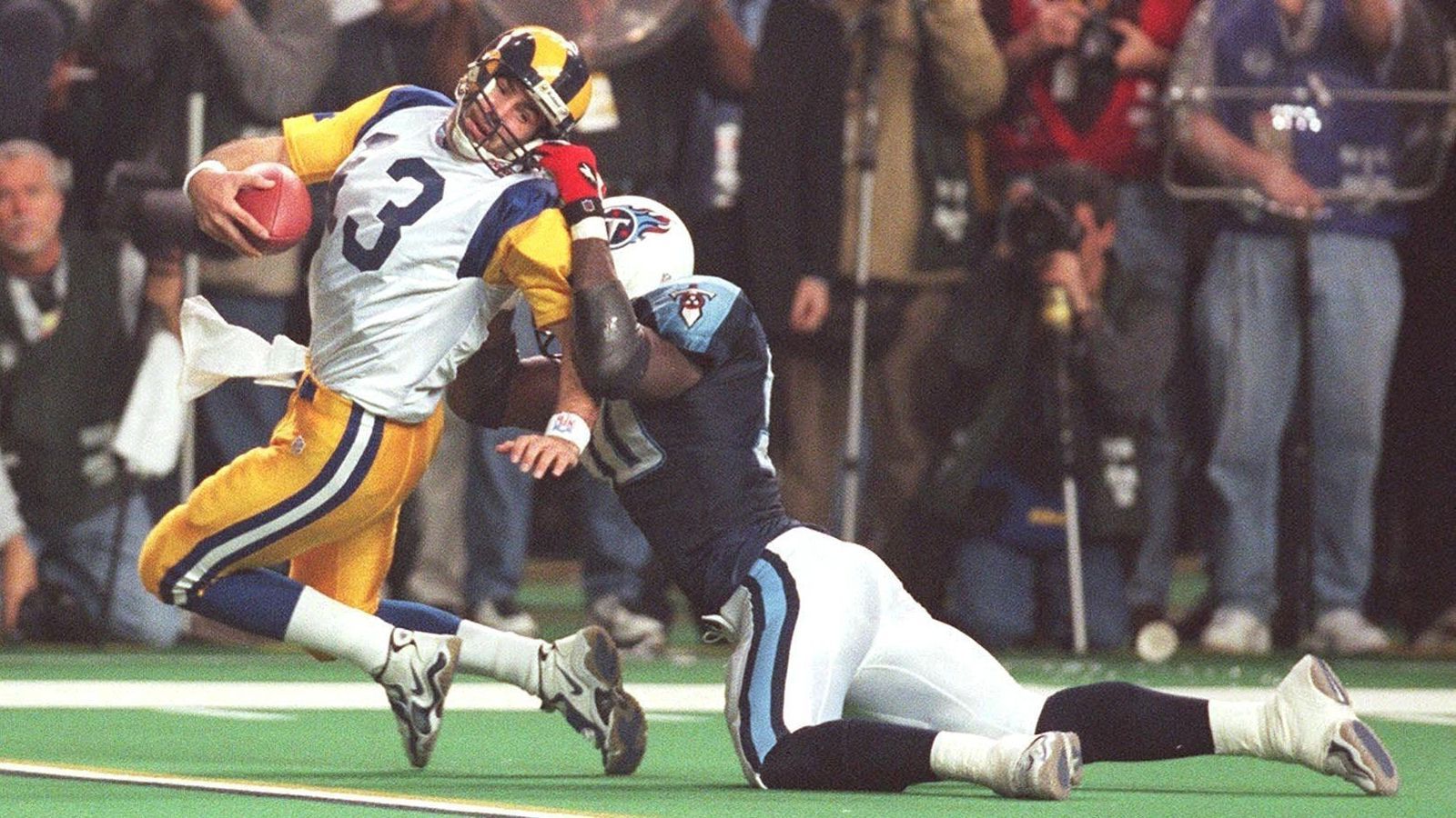 
                <strong>2000 - Super Bowl XXXIV - St. Louis Rams</strong><br>
                Den ersten Super-Bowl-Titel sicherten sich die St. Louis Rams im Jahr 2000 gegen die Tennessee Titans mit 23:16. MVP wurde der Quarterback der Rams, Kurt Warner.
              