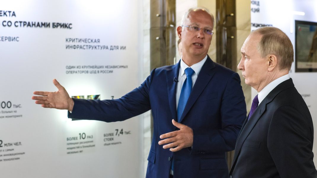 Russlands Machthaber Wladimir Putin (r.) und der russische Investitionsbeauftragte Kirill Dmitrijew