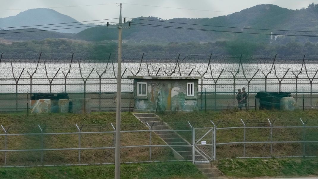 Soldaten der südkoreanischen Armee patrouillieren entlang des Stacheldrahtzauns in Paju, Südkorea, nahe der Grenze zu Nordkorea.