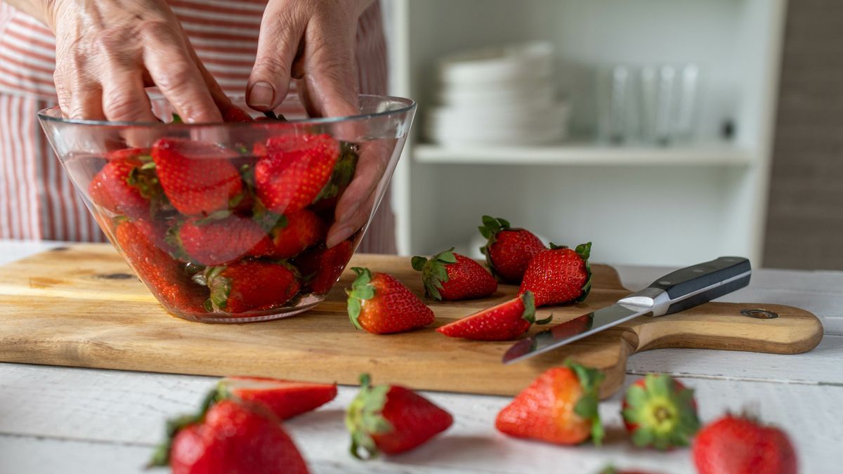 Vor dem Verzehr solltest du Erdbeeren reinigen, da sich auf ihnen Krankheitserreger befinden können.