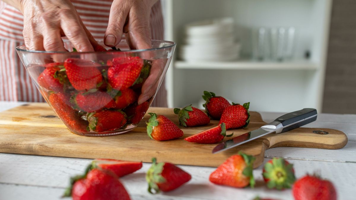 Vor dem Verzehr solltest du Erdbeeren reinigen, da sich auf ihnen Krankheitserreger befinden können.