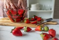 Vor dem Verzehr solltest du Erdbeeren reinigen, da sich auf ihnen Krankheitserreger befinden können.