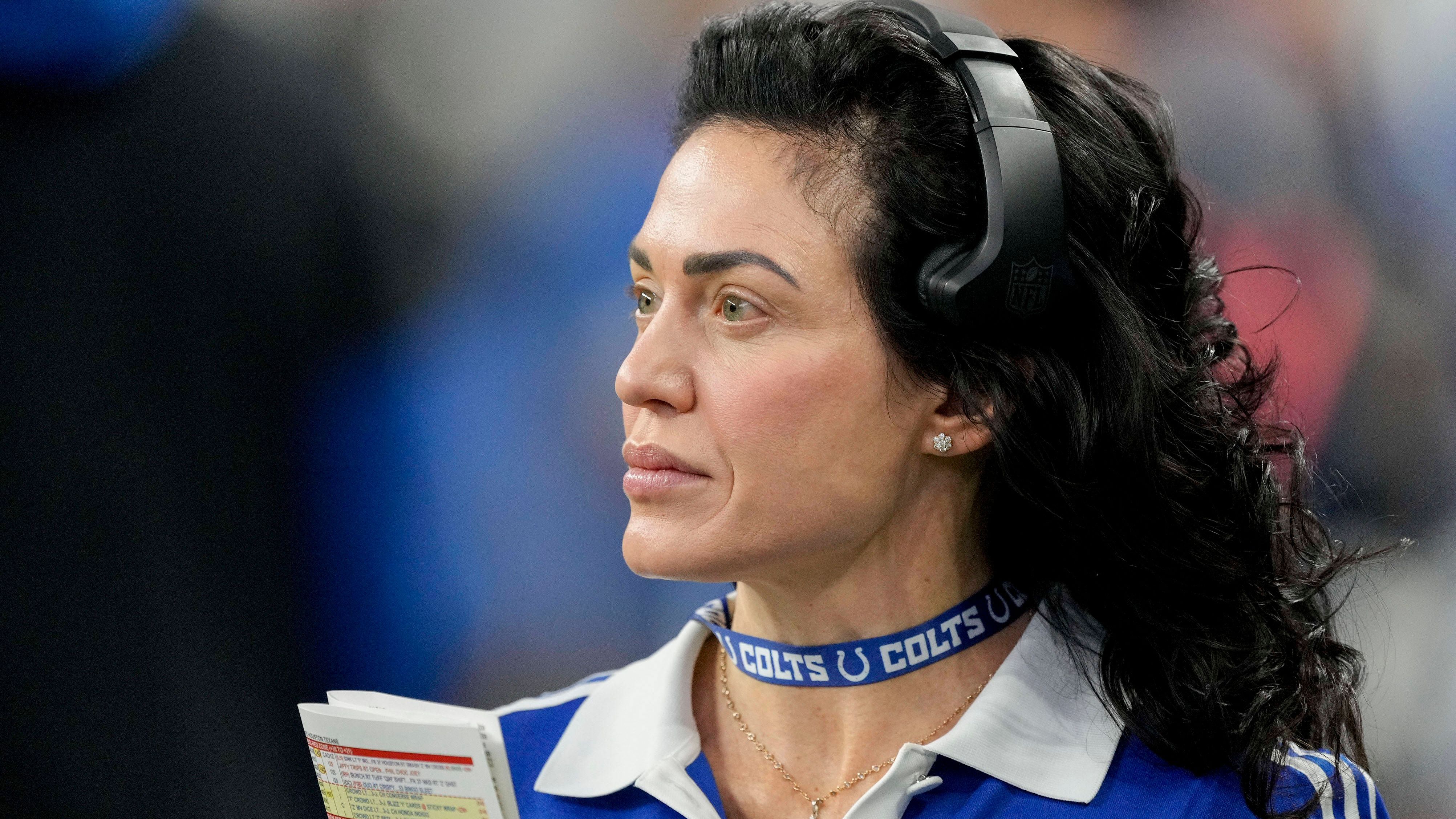 <strong>Indianapolis Colts - Jim Irsay</strong><br>Im Mai 2025 verstarb Colts-Owner Jim Irsay mit 65 Jahren. Nun hat die Franchise die Einzelheiten verkündet, wie seine Nachfolge geregelt wird. Seine älteste Tochter Carlie Irsay-Gordon wird Haupteigentümerin und CEO des Teams. Ihre Schwester Casey Foyt wird als Eigentümerin und Executive Vice President fungieren und die dritte Schwester, Kalen Jackson, wird Eigentümerin und Chief Brand Officer sowie Präsidentin der Indianapolis Colts Foundation.