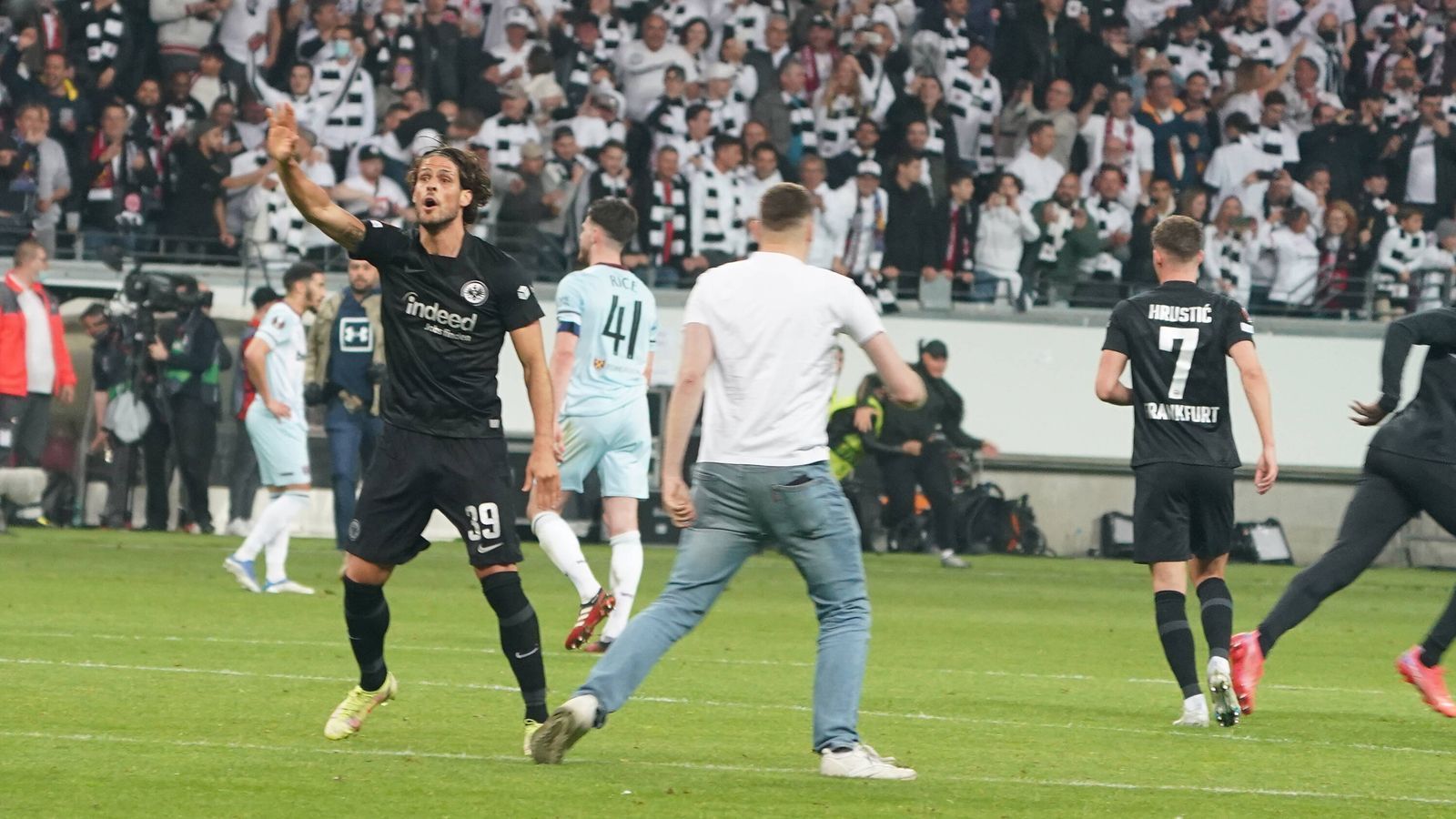 
                <strong>Platzsturm in Frankfurt: SGE-Fans gehen nach Finaleinzug gegen West Ham United steil</strong><br>
                
              