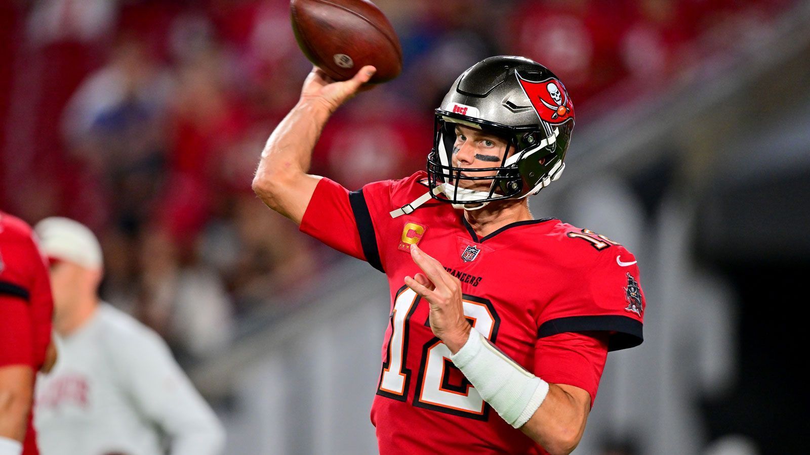 
                <strong>Die nackten Zahlen: Baut Brady ab?</strong><br>
                Zwar können sich auch die 3.585 Passing Yards (Platz fünf) von Brady sehen lassen, doch in anderen Kategorien wie Passing Touchdowns (17) und Completion Percentage (65,8 Prozent) kommt er nicht an sein Gegenüber heran. Dafür leistete sich Brady nur neun Interceptions und zählt mit drei Game-Winning-Drives nach wie vor zu den nervenstärksten Spielmachern, auch wenn er Burrow (vier) dort ebenfalls ziehen lassen muss.
              