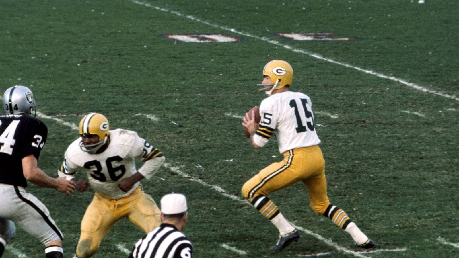 
                <strong>Platz 10: Packers vs. Falcons 1967</strong><br>
                Green Bay Packers vs. Atlanta Falcons 56:3 - Die Green Bay Packers waren bereits in den frühen Jahren des American Football eine Macht. Vor allem durch ihren Quarterback Bart Starr gelang es den "Cheeseheads" immer wieder, ihre Gegner zu dominieren. So auch beim 56:3-Sieg über die Falcons im Jahr 1967.
              