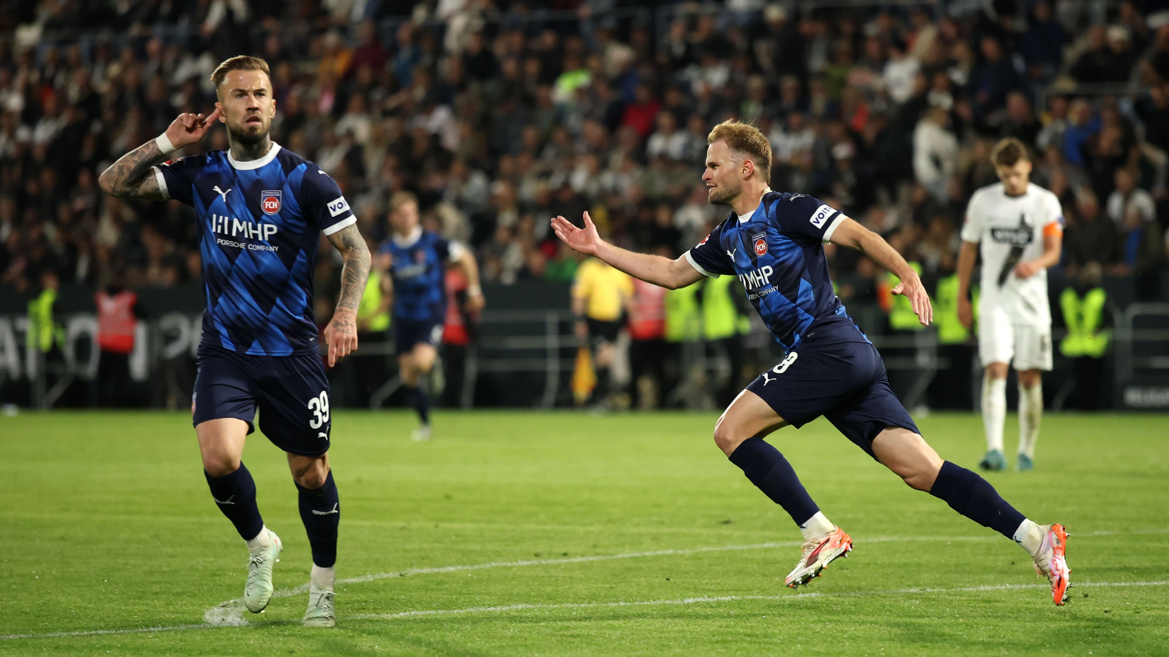 <strong>Platz 1: 1. FC Heidenheim</strong><br><strong>Ausgaben für den Kader:</strong> 11,10 Millionen Euro<br><strong>Marktwert des Kaders:</strong>&nbsp;50,40 Millionen Euro<br><strong>Differenz:</strong> 39,30 Millionen Euro<br><strong>Wertschöpfung:</strong> 78,0 Prozent