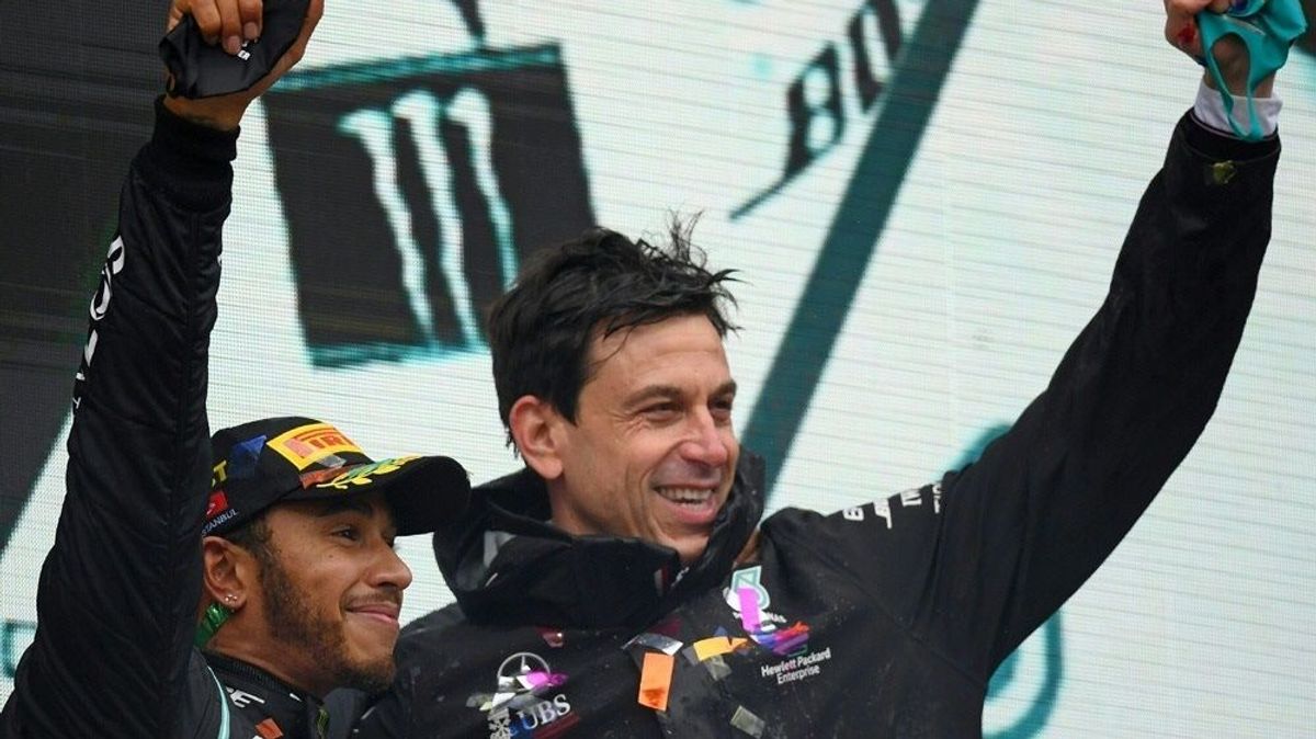 Zurück aus der Corona-Quarantäne: Toto Wolff (r.)