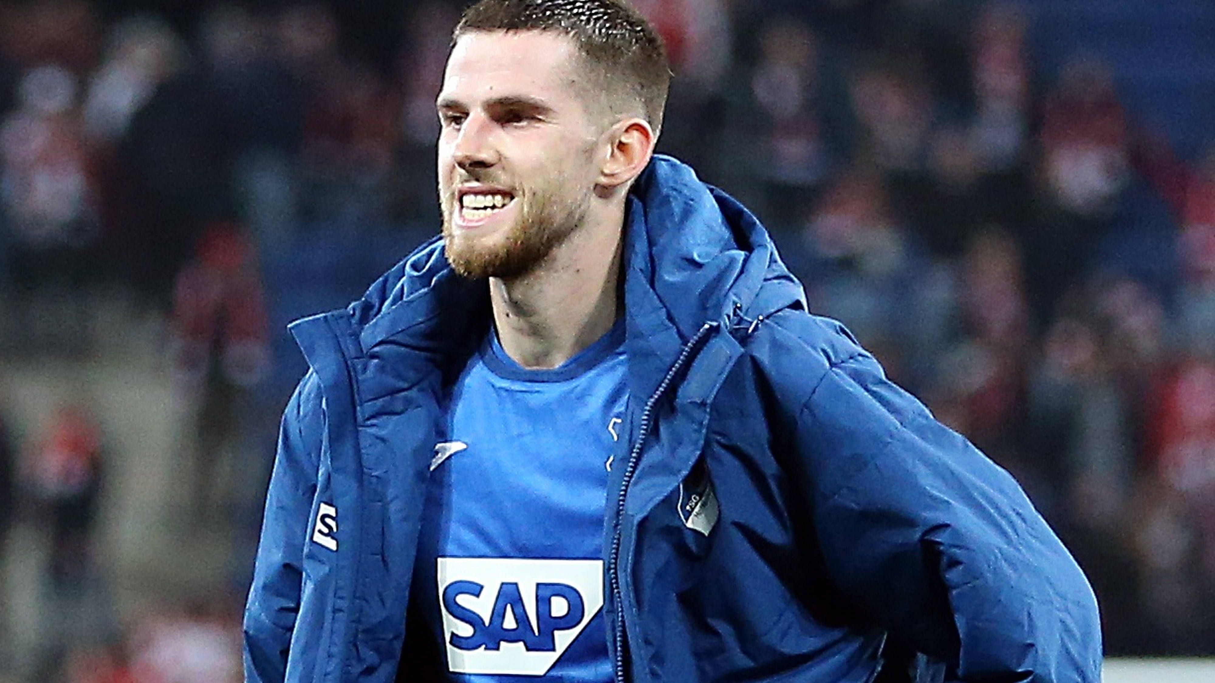 <strong>Anton Stach (TSG Hoffenheim)</strong><br>In dieser Saison kämpft Anton Stach mit der TSG Hoffenheim gegen den Abstieg, ab Spätsommer könnte er womöglich in der Champions League spielen. Wie die "Bild" berichtet, soll der Mittelfeldspieler das Interesse von Eintracht Frankfurt wecken. Den Hessen gefalle neben seiner Körpergröße von 1,94 Metern auch sein gutes Spielverständnis und vor allem sein starkes Passspiel. Sein Vertrag läuft 2027 aus, als Ablöse werden dem Artikel zufolge wohl mehr als zwölf Millionen Euro fällig.