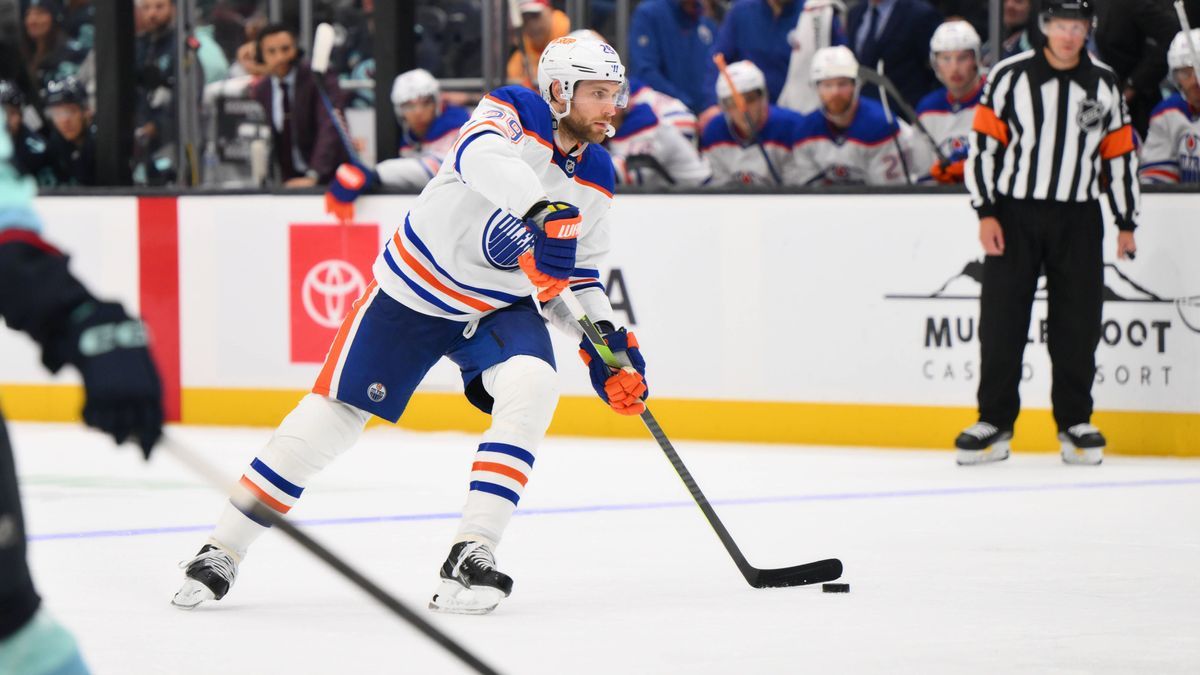 NHL, Eishockey Herren, USA Preseason-Edmonton Oilers at Seattle Kraken Oct 2, 2024; Seattle, Washington, USA; Edmonton Oilers center Leon Draisaitl (29) advances the puck against the Seattle Kraken...