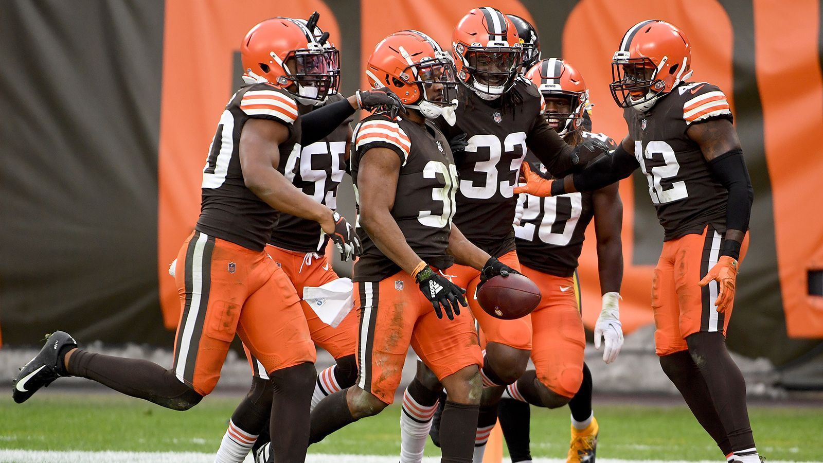 
                <strong>Die großen Rückkehrer in den Playoffs</strong><br>
                Erstmals geht die NFL-Saison mit 14 statt zwölf Teams in die Playoffs. Somit schafften es gleich sieben Teams in die Postseason, die im letzten Jahr nicht dabei waren: die Cleveland Browns, die Indianapolis Colts, das Washington Football Team, die Chicago Bears, die Los Angeles Rams, die Pittsburgh Steelers und die Tampa Bay Buccaneers. Damit hält eine lange Tradition an. Seit 1990 schafften es immer mindestens vier Teams in die Playoffs, die in der Vorsaison nicht dabei waren. Alle Spiele der Postseason, beginnend mit denen der Wild Card Round am kommenden Samstag ab 18:40 Uhr, gibt es live auf ProSieben und ran.de zu sehen.
              