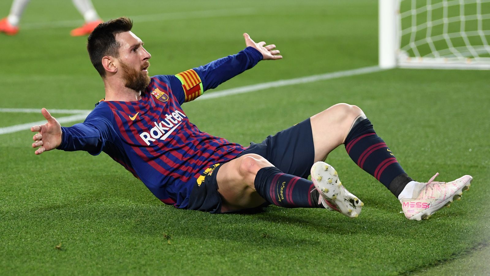 
                <strong>Lionel Messi</strong><br>
                Was für ein Gala-Auftritt! Messi ist der Star des Spiels und erzielt zwei Tore. Sein Freistoßtor zum 3:0 war ein Hingucker. Wann immer der argentinische Superstar am Ball ist, herrscht beim Gegner Alarmstufe rot. Messi ist im Dribbling praktisch nie zu stoppen – selbst wenn noch so viele Gegenspieler an ihm kleben. Auch seine Pässe kommen sehr genau an. Er bereitet zum Beispiel in der zweiten Halbzeit mit einem Sahne-Pass eine Chance für Vidal vor. Alleine wegen ihm hat es sich gelohnt, das Spiel anzuschauen. ran-Note: 1
              