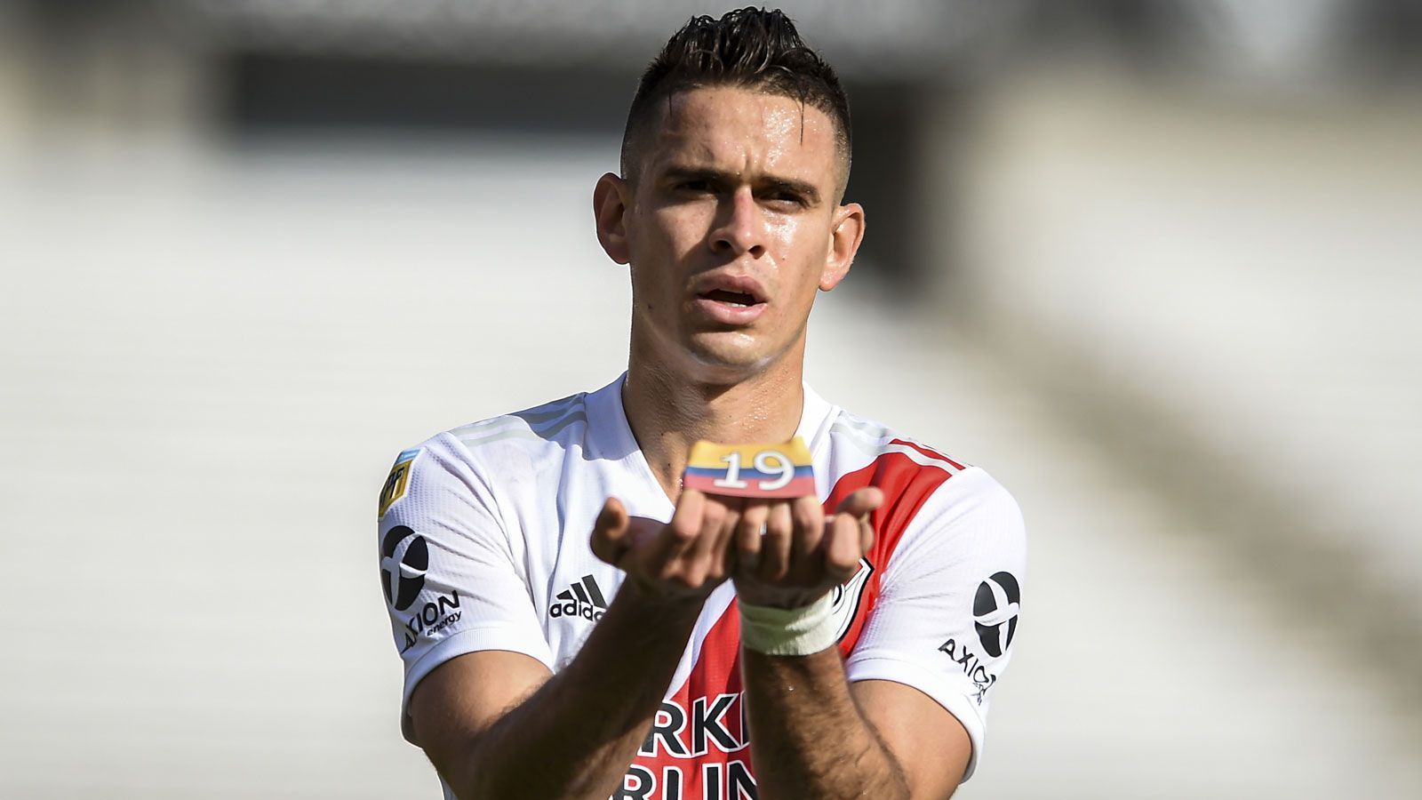 
                <strong>Santos Borré (Eintracht Frankfurt)</strong><br>
                Eintracht Frankfurt vermeldet einen Transfer: Santos Borré wechselt ablösefrei zu den Hessen und bindet sich bis 2025. Der Kolumbianer stand zuletzt bei River Plate in Argentinien unter Vertrag, wo ihm in 13 Ligaspielen auch dank eines Viererpacks acht Tore gelangen. In Europa war Borré bereits für den FC Villarreal aktiv, kam dort in 30 Einsätzen auf vier Treffer. Das war 2016/2017, als er von Atletico Madrid an den Ligarivalen ausgeliehen wurde. Bei den "Rojiblancos" stand der Rechtsfuß zwar zwei Jahre lang unter Vertrag, wurde aber in der ersten Saison bei seinem Heimatklub Deportivo Cali geparkt. "Er wird uns mit seinem Torinstinkt und seiner Treffsicherheit helfen. Wir sind froh, einen Spieler mit internationalem Format gewonnen zu haben. Sowohl sportlich als auch wirtschaftlich ist es für uns ein sehr guter Transfer", freut sich SGE-Sportvorstand Markus Krösche über den Nachfolger von Andre Silva.
              