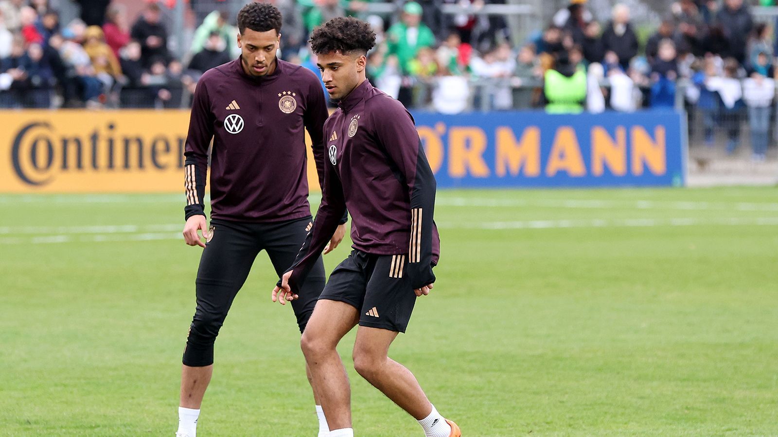 
                <strong>Gewinner: Kevin Schade und Lukas Nmecha</strong><br>
                Die beiden Jungstars kamen jeweils zu ihren Debüts und machten mit ihrer Unbekümmertheit Eindruck. Schade legte gegen Belgien das späte 2:3 auf, der Wolfsburger Nmecha riss im Verbund mit Can sogar das gesamte Spiel an sich, dirigierte, grätschte und sorgte für eine neue Temperatur auf dem Platz. Beide dürfen wiederkommen.
              