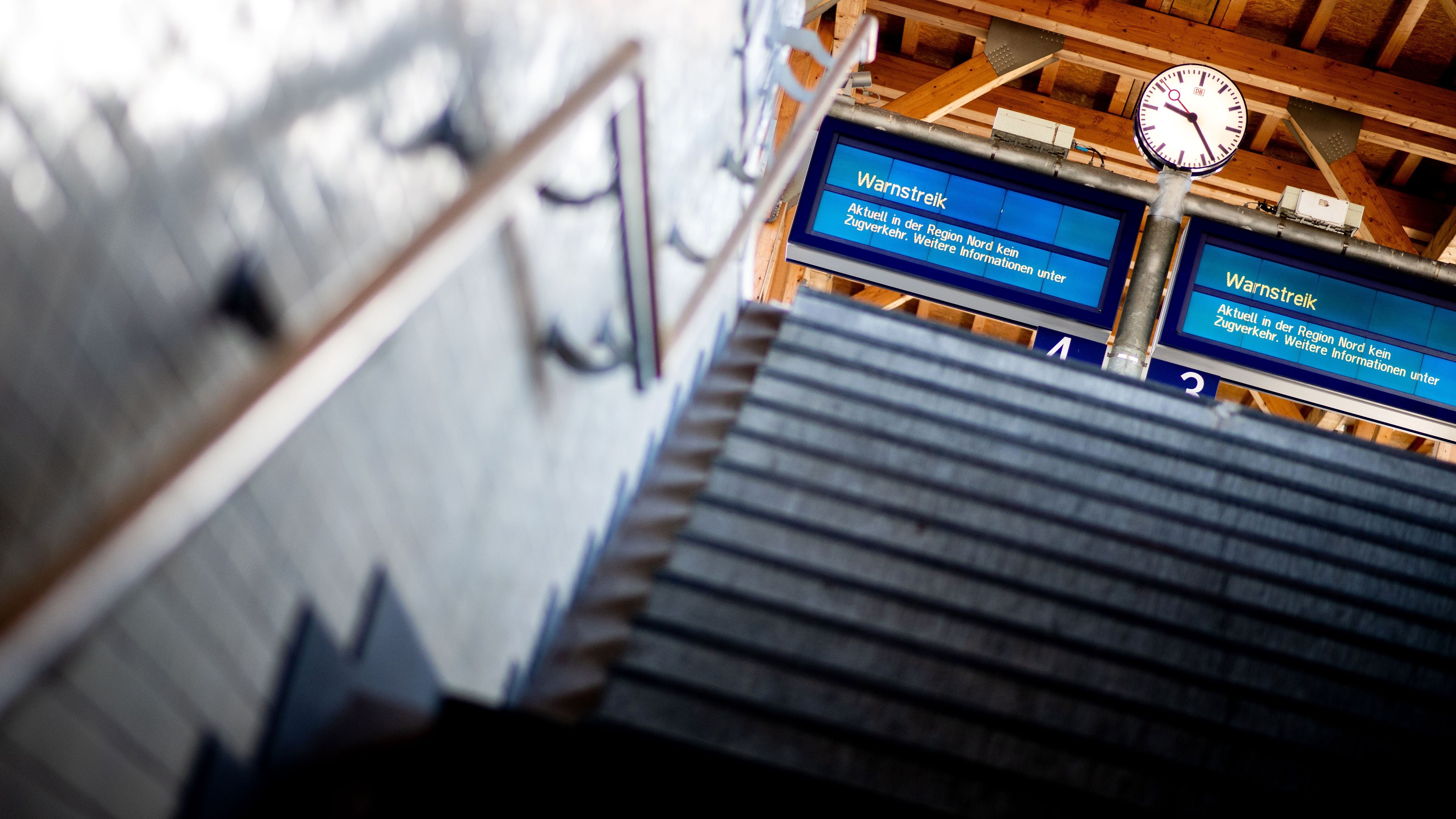 Oldenburg: Eine Anzeigetafel an einem Bahnsteig am Hauptbahnhof weist auf den Warnstreik hin.