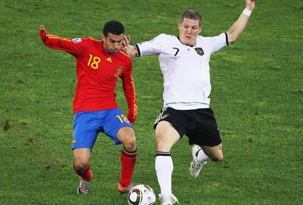 
                <strong>WM 2010</strong><br>
                In Südafrika feiert die schwarze "Brusttasche" ihr Comeback nach 14 Jahren. Diesmal bringt sie kein Glück. Erneut schlägt Spanien die DFB-Auswahl mit 1:0 - diesmal im Halbfinale. Deutlich in den Hintergrund rücken die Nationalfarben, die in drei dünnen Längsstreifen dargestellt werden
              