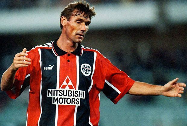 
                <strong>Rudi Bommer</strong><br>
                Viele Zuschauer kennen ihn aus seinen Trainerstationen in Duisburg, Burghausen oder Cottbus. Als aktiver Spieler bestritt Rudi Bommer unter anderem 84 Spiele für Eintracht Frankfurt und gewann zwei Mal den DFB-Pokal mit Fortuna Düsseldorf.
              