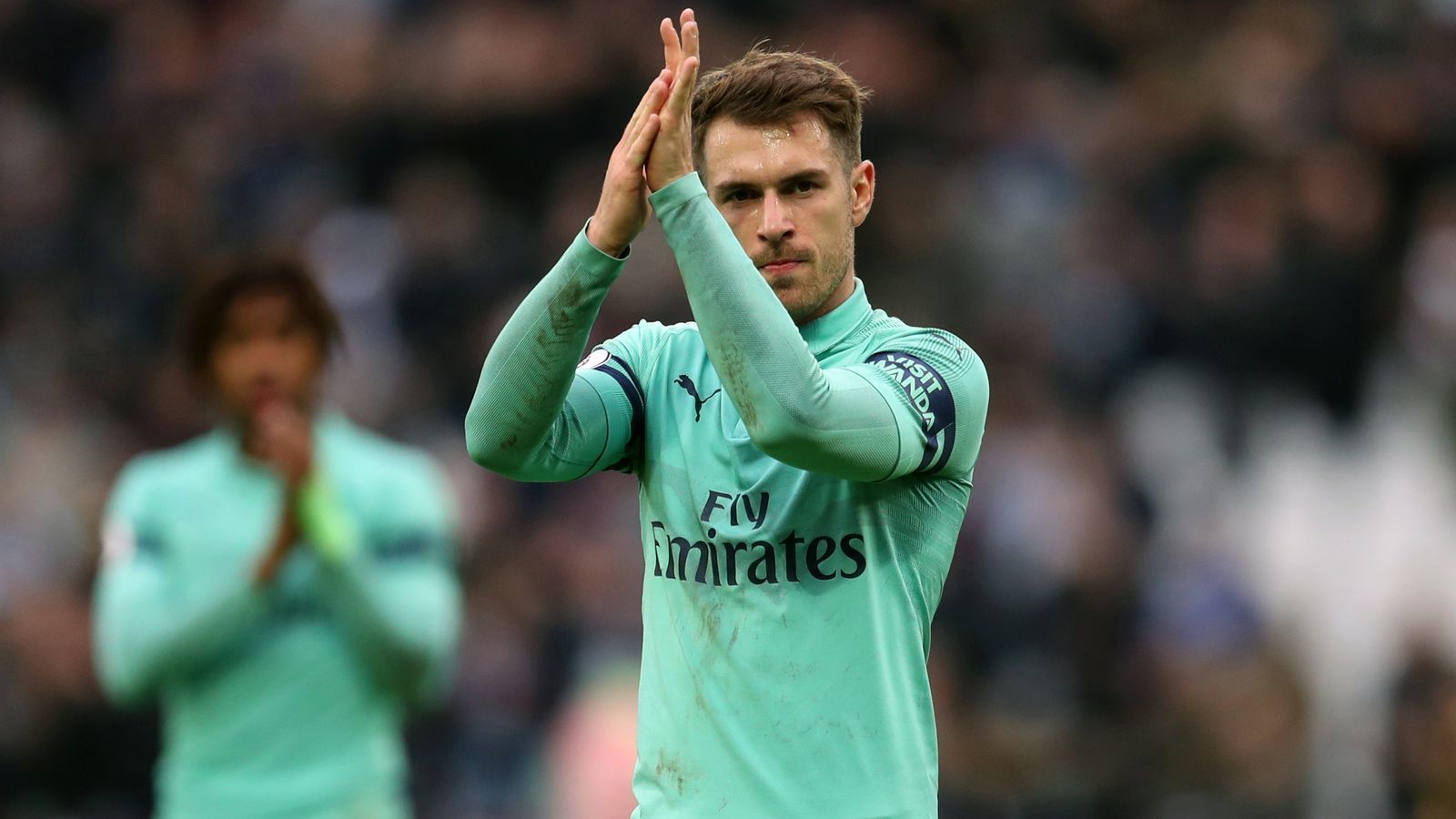
                <strong>Aaron Ramsey</strong><br>
                Der Schnäppchen-König Juventus Turin hat im Sommer 2019 neben Rabiot auch bei Aaron Ramsey zugeschlagen. Der damals 28-Jährige wechselte ablösefrei vom FC Arsenal zur "Alten Dame". Laut Medienberichten aus Italien soll der Waliser beim Serie-A-Klub sieben Millionen Euro netto jährlich verdienen. Sportlich lief es für Ramsey aber in Italien bislang nicht wunschgemäß. Er schaffte es nie, sich als Stammspieler zu etablieren, war zuletzt an den Europa-League-Finalisten Glasgow Rangers ausgeliehen. Ramseys Vertrag in Turin läuft noch bis 2023. 
              