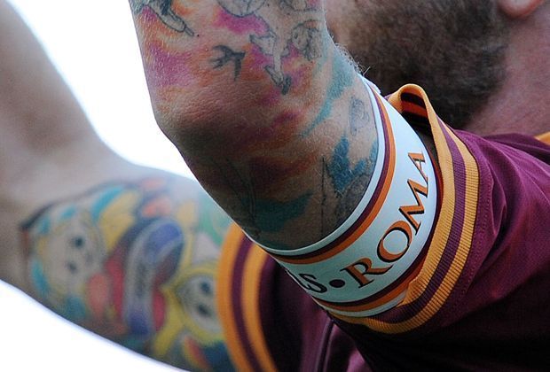 
                <strong>Daniele De Rossi - Der Teletubby</strong><br>
                Harter Kerl ganz weich - Daniele De Rossi trägt "Laa-Laa", den gelben Teletubby, als Tattoo am rechten Arm. Ob Laa Laa den Fußballrasen genauso gerne hat wie die Gartenlandschaft im Teletubby-Land?
              