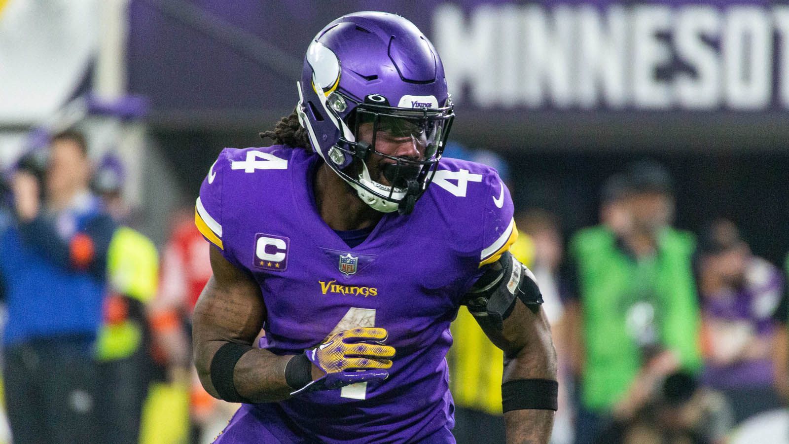 
                <strong>NFL 2023: Mögliche Landing Spots für Superstar Dalvin Cook</strong><br>
                Wie geht es mit Dalvin Cook weiter? Seit einer halben Ewigkeit gibt es Gerüchte über einen möglichen Trade des Großverdieners. Der 27-Jährige hat bei den Minnesota Vikings noch drei Jahre Vertrag, dabei kommt er auf einen Cap Hit von 14,1 Millionen Dollar. Als Running Back ist das nicht mehr die attraktivste Option für eine Franchise. Dass die Vikings seinem Backup Alexander Mattison einen neuen Vertrag gegeben haben, sorgt für weitere Spekulationen.
              