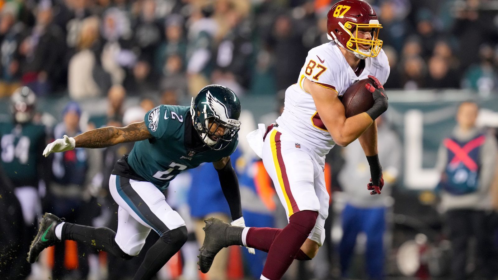 
                <strong>Washington Commanders (NFC East): John Bates</strong><br>
                Die Washington Commanders haben auf der Tight-End-Position viel Talent. Logan Thomas ist verletzungsanfällig, hier könnte also die Stunde von John Bates (r.) schlagen. Der Viertrunden-Pick des Draft 2021 sammelte in einem Umbruchjahr in der US-Hauptstadt immerhin 249 Receiving Yards und einen Touchdown. Dass er diese Marken übertrifft, gilt bei vielen Experten nahezu schon als gesichert.
              